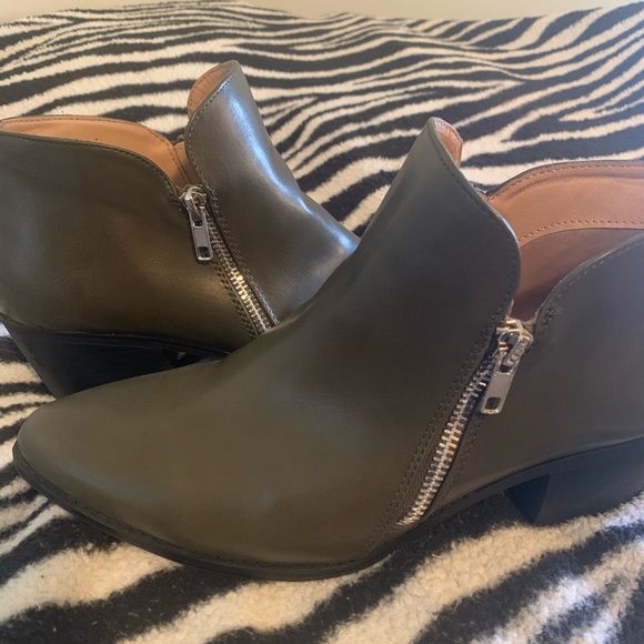 Olive Booties with Silver zipper - Picture 3 of 5